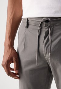 Lindbergh DRAWSTRING PANTS - Hlače - dark deep grey