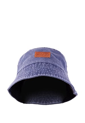 Niebieski jeansowy kapelusz typu bucket z brązową prostokątną skórzaną naszywką przyszytą na środku z przodu.