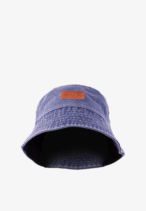 Niebieski jeansowy kapelusz typu bucket z brązową prostokątną skórzaną naszywką przyszytą na środku z przodu.