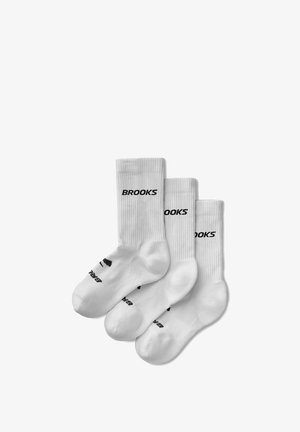 Drei Paar weiße Crew-Socken mit Rippenbündchen und schwarzer "BROOKS"-Marke an Knöchel und Zehen, überlappend angeordnet.