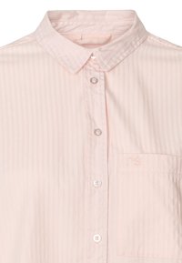 Chemise rose clair à rayures verticales, boutonnée, avec un col pointu et une petite poche poitrine brodée des lettres "rs".
