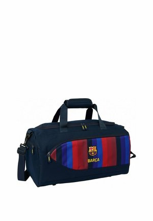 Sportowa torba w kolorze granatowym z niebieskimi i czerwonymi paskami, logo FC Barcelona, tekst "BARÇA", podwójne uchwyty i regulowany pasek na ramię.
