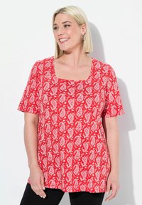 Rood top met korte mouwen en een vierkante halslijn, met een wit paisleypatroon erdoorheen. Gladde stof en relaxed fit.