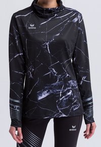 Maglietta nera a maniche lunghe con un motivo marmorizzato bianco e grigio, dotata di un colletto alto, tessuto elastico e dettagli a righe sulle maniche.