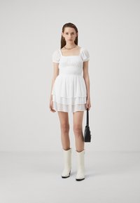 Hollister Co. SAIDIE TRIPLE TIER ROMPER PRETTY - Dnevna haljina - bright white