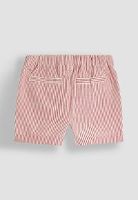 Pantalones cortos a rayas rojas y blancas con cintura elástica, dos bolsillos traseros y corte recto. La tela parece ligera y texturizada.