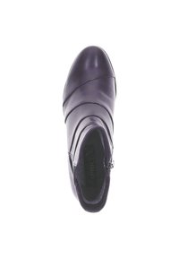 Stivale alla caviglia in pelle nera con punta rotonda, caratterizzato da dettagli di cucitura diagonale e una zip laterale per facilitare l'indossamento. Texture liscia.