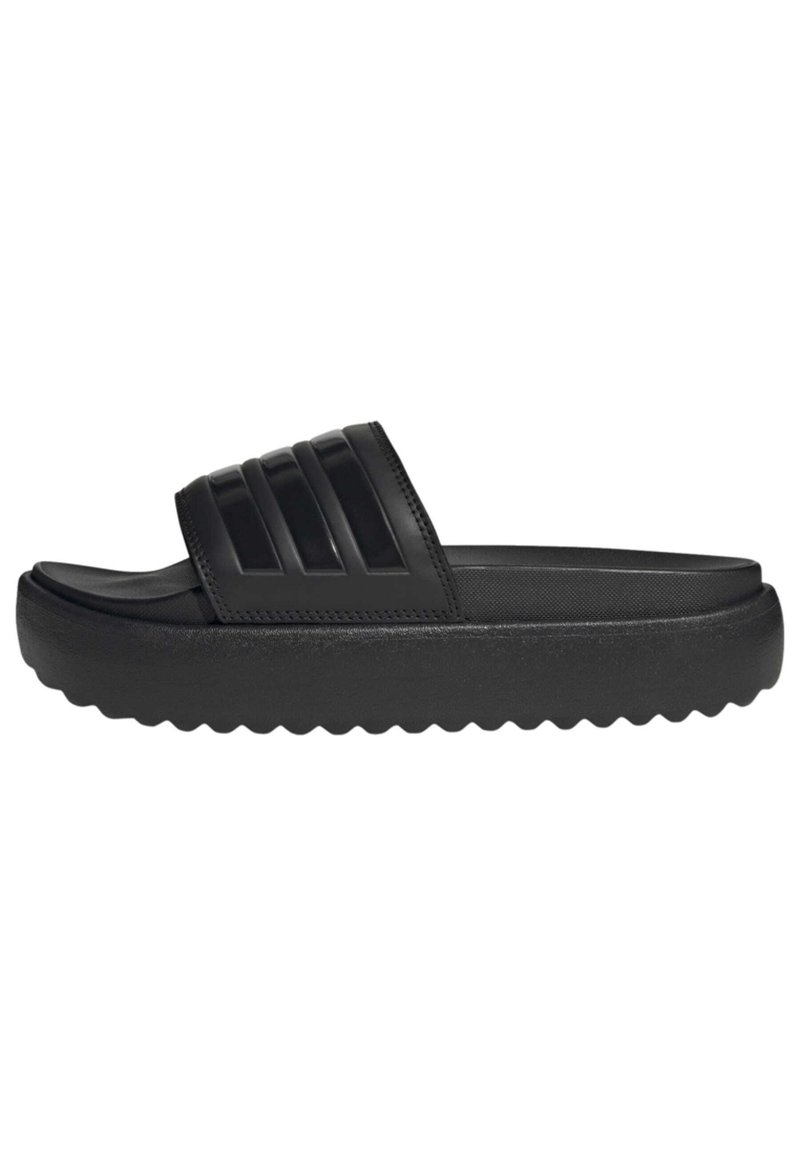 Sort saksesandal med en glat overdel med tre lodrette riller, en struktureret sål med et ribbet mønster for bedre greb, og et kraftigt design.