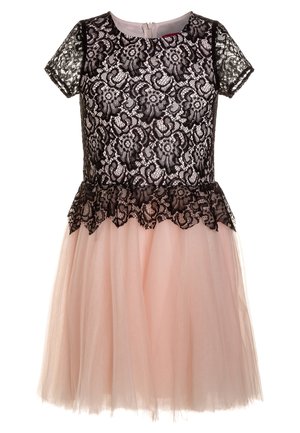 Robe en dentelle noire avec manches courtes, taille peplum à bords festonnés et jupe en tulle rose superposée, dotée d'une fermeture éclair à l'arrière.