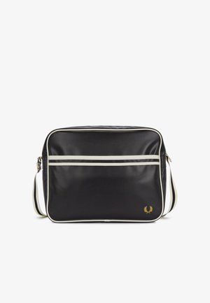 Borsa a spalla rettangolare nera con rifiniture bianche, tasca frontale con zip, tracolla regolabile e piccolo logo corona d'alloro dorato in basso a destra.