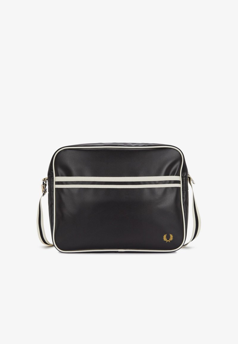 Μαύρη ορθογώνια τσάντα ώμου με λευκή επένδυση, μπροστινή τσέπη με φερμουάρ, ρυθμιζόμενο λουρί και μικρό χρυσό λογότυπο δάφνινο στεφάνι στο κάτω δεξί μέρος.