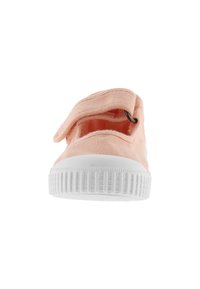 Pale pink canvas schoen met een witte rubberen zool, Mary Jane-stijl bandje en een ronde metalen oogjes detail. Zachte textuur met een minimalistisch design.