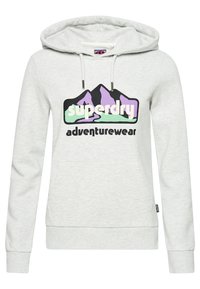 Felpa grigia chiaro con tasca a canguro, cappuccio con cordino e grafica stampata di montagne con il testo "superdry" e "adventurewear" in colori neri e pastello.