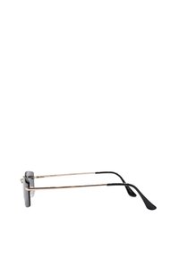 Occhiali da sole con lenti grigie rettangolari, sottile montatura in metallo dorato e punte delle tempie nere. Presentano cuscinetti per il naso per il massimo comfort e un design minimalista.