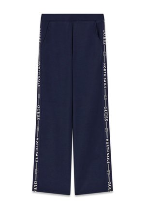 Marineblaue Hose mit weitem Bein, elastischem Bund und Seitenstreifen mit den Schriftzügen „GUESS“ und „NORTH SAILS“ sowie einem Seilgrafik.