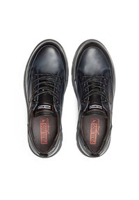 Zapatos de cuero azul oscuro con cordones negros, puntera redonda y suela texturizada. Presentan una etiqueta de marca en la lengüeta y el logo en la plantilla.