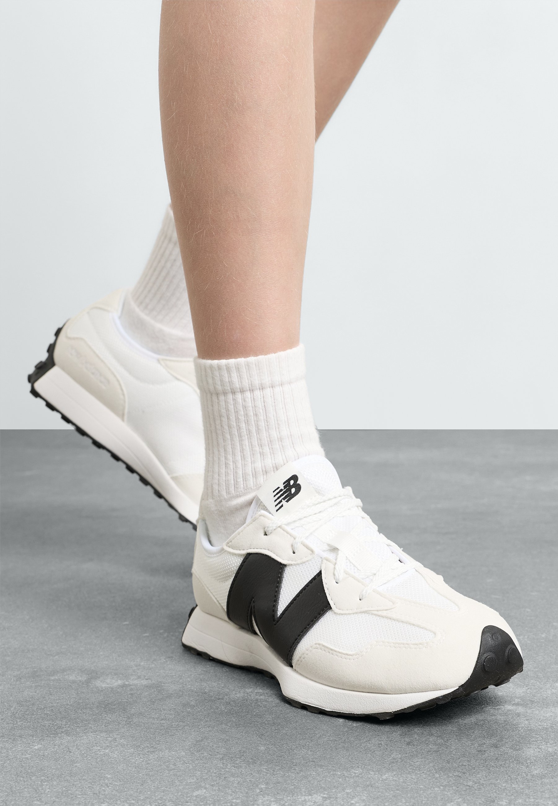 New Balance 327 Trainingsschuh black/white/weiß