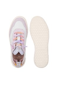 Białe i pastelowe sneakersy z zamszowymi akcentami, wzorzystą gumową podeszwą, różowymi i lawendowymi sznurówkami oraz błyszczącym detalem na języku.