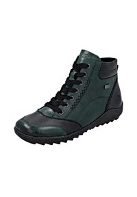 Sneakers alte in pelle verde scuro con dettagli neri. Presentano lacci neri, cuciture decorative e una suola in gomma testurizzata.