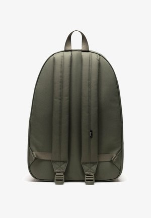 Oliivivihreä reppu, jossa on sileä, tekstuuripinta, kaksi pehmustettua olkahihnaa ja yläkahva. Varustettu säädettävillä solkikiinnityksillä.