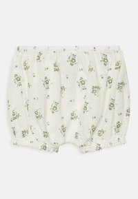 Bermudas brancas em algodão com estampado floral verde, cintura elástica franzida e bainha com babados. Apresenta pequenas flores e folhas em tons variados.