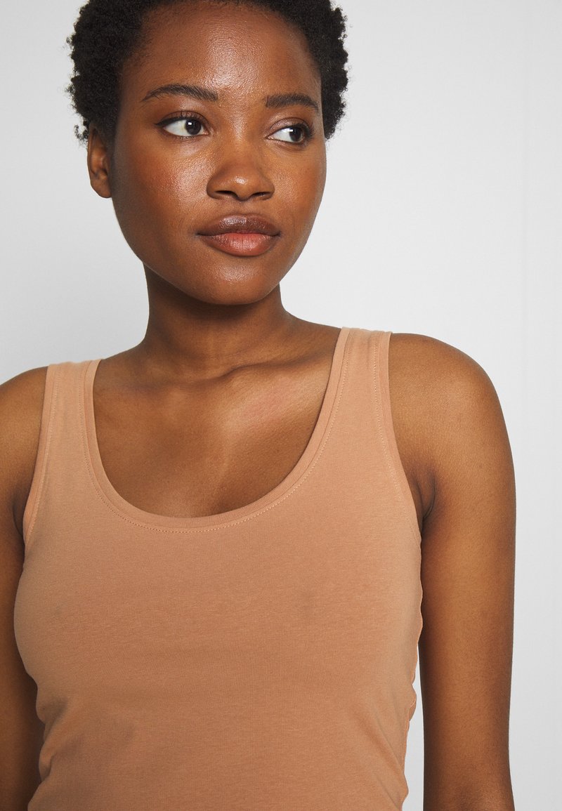Damen T-Shirts | Anna Field BASIC TANK 3er Pack Top white/camel/martini olive/weiß - QX29563 Damen T-Shirts | Anna Field BASIC TANK 3er Pack Top white/camel/martini olive/weiß - QX29563