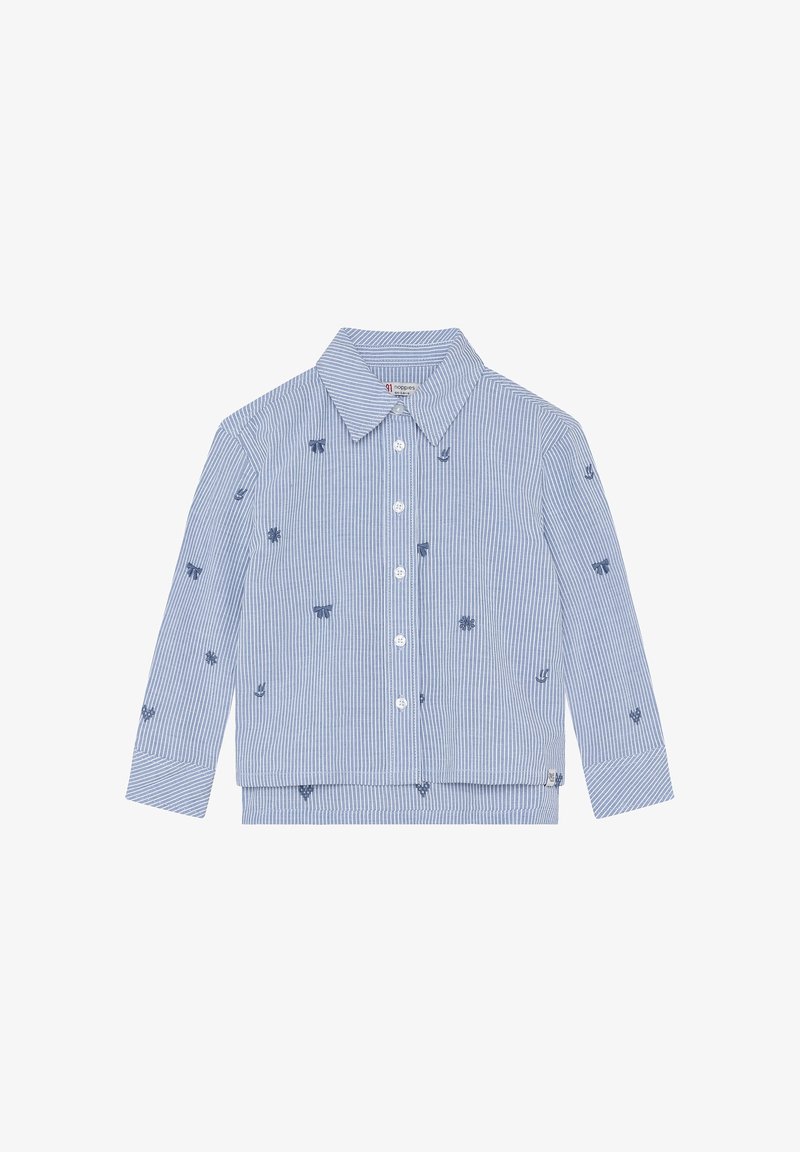 Chemise à manches longues rayée bleu et blanc avec col, boutonnée à l'avant, ornée de petits nœuds et fleurs brodés bleu foncé dispersés sur le tissu.
