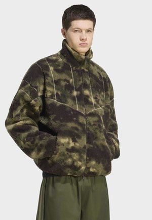 adidas Originals, SHERPA CAMO TT - Fleecejacka - olive strata