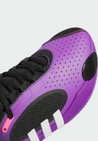 Chaussure de sport avec une tige synthétique violette, des accents en maille noire, un bout rond et des détails en blanc. Comprend des perforations pour la respirabilité.