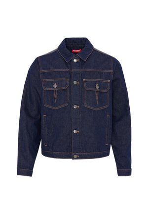 Veste en denim bleu foncé avec fermeture à boutons, deux poches poitrine boutonnées et poches latérales, avec des surpiqûres contrastantes.