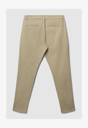 Pantaloni in cotone beige con una trama liscia, dotati di due tasche posteriori e un design a gamba dritta.