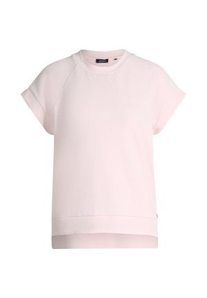 Jasnoróżowa bluza z krótkim rękawem, z okrągłym dekoltem, mankietami na rękawach i nieco dłuższym tylnym obszyciem, oznaczona małą metką wewnątrz kołnierza.