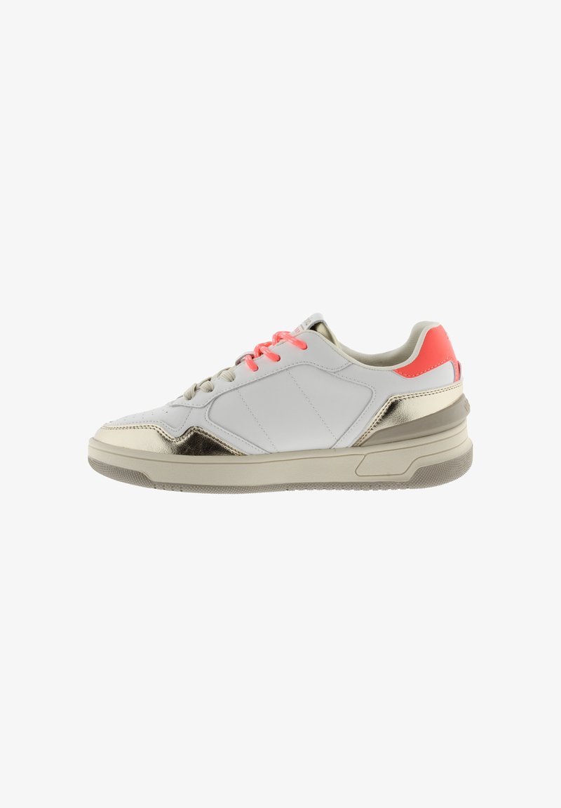 Baskets blanches avec des accents dorés métalliques, languette de talon corail et lacets corail, vues de profil avec une semelle beige sur fond blanc.