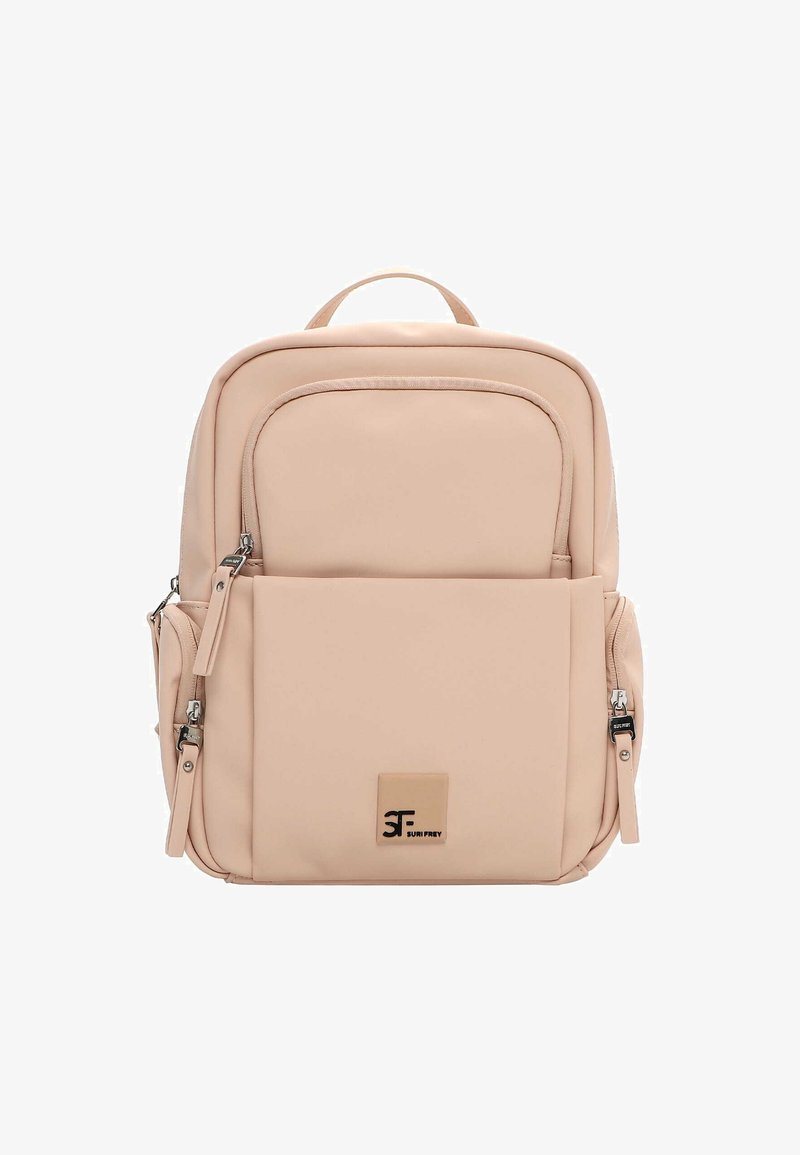 Beżowy prostokątny plecak z wieloma zamykanymi na zamek komorami i górnym uchwytem, z małą naszywką z logo na przedniej kieszeni.