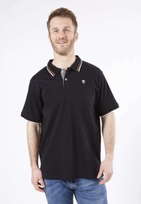 Polo noir avec une patte de boutonnage à deux boutons, col gris et rayures contrastées orange et blanches. Manches courtes avec des accents blancs.