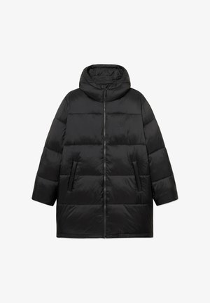 Zwarte lange pufferjack met capuchon, voorrits, zijzakken en subtiele "W"-logo op de borst, plat weergegeven op een witte achtergrond.