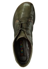 Scarpa in pelle marrone con finitura lucida, punta tonda e design con lacci. Presenta cuciture color tan e una soletta con marchio.