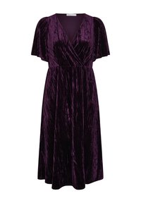 Lila sammetklänning med V-ringning, svävande ärmar och inlindad design. Tyget har en mjuk textur och en lätt glänsande yta.