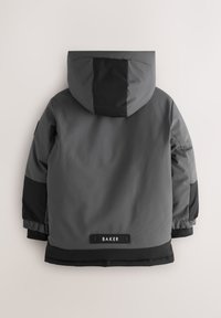 Halli veekindel jakk musta kapuutsi ja detailidega. Omab elastseid varrukakotte ja kaubamärgiga silt hemiku lähedal. Siledapinnaline ja sportliku disainiga.