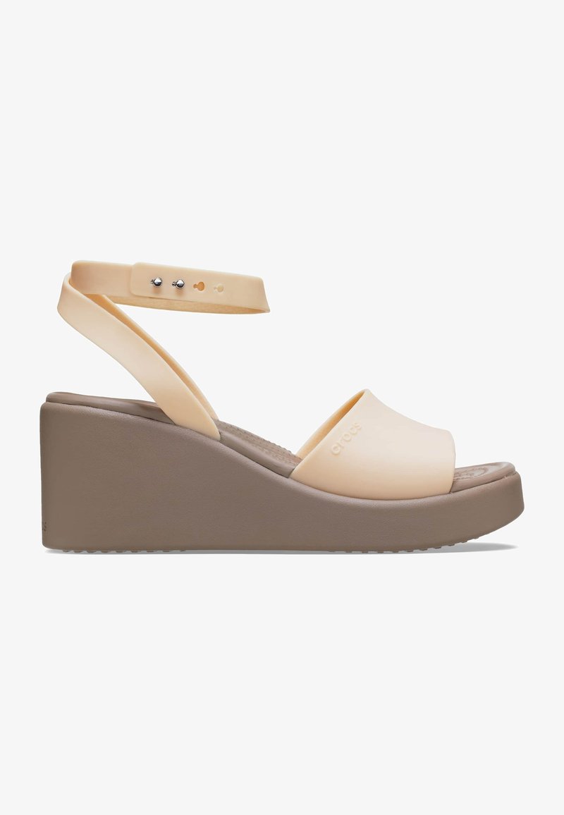 Sandale à talon compensé beige avec sangle de cheville réglable, bout ouvert et semelle intérieure rembourrée, dotée d'une semelle plateforme marron.