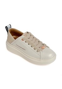 Schoen met een beige leren bovenwerk, getextureerde veters en een roségouden accent. De zool is dik en wit met een contrasterende zwarte haklip.