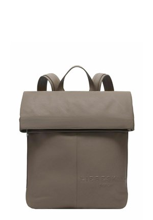 Taupekleurige leren rugzak met overslagklep, dubbele schouderbanden, bovenste handvat en geperst "Liebeskind Berlin" logo aan de voorkant.