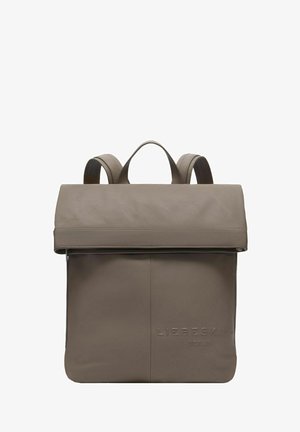 Zaino in pelle taupe con patta a pieghe, doppie cinghie per le spalle, manico superiore e logo "Liebeskind Berlin" in rilievo sulla parte anteriore.
