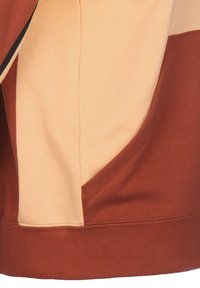 Brun och beige sweatshirt med en färgblockdesign, i ett texturerat material och med en framträdande sidofickdetalj.