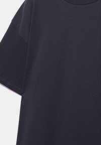 Donkerblauw T-shirt met korte mouwen en ronde hals van gladde stof, getoond vanaf de borst tot halverwege de mouw op een lichte achtergrond.