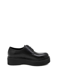 Scarpe in pelle nera con punta rotonda, sei fori per i lacci e una spessa suola piattaforma nera. Texture liscia con dettagli di cucitura minimi.
