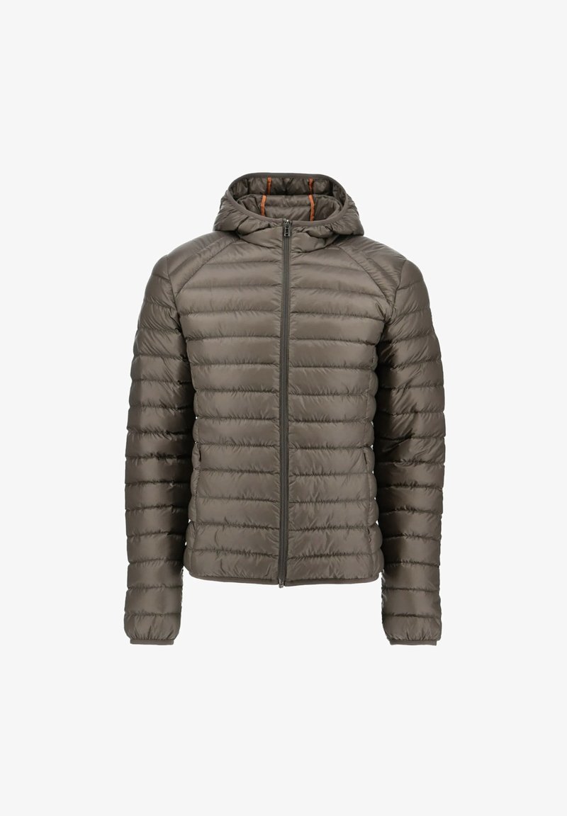 Chaqueta con capucha acolchada en verde oliva, con textura acolchada, cremallera frontal y forro naranja contrastante. Diseño ligero, con mangas largas.