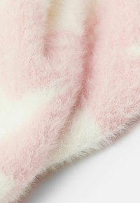Chlupatá deka v růžové a bílé, se soft-texturovanou látkou s jemným pruhovaným vzorem. Pohodlný a lehký design.
