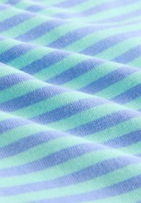 Tissu tricoté doux avec des rayures horizontales turquoise et bleu lavande, présenté en vue rapprochée de la texture.