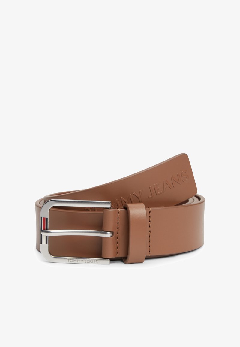Ζώνη από δέρμα σε ταμπά χρώμα με ασημένια ορθογώνια αγκράφα, με ανάγλυφο λογότυπο "TOMMY JEANS" και ριγωτή διακοσμητική λεπτομέρεια σε κόκκινο, άσπρο και μπλε.